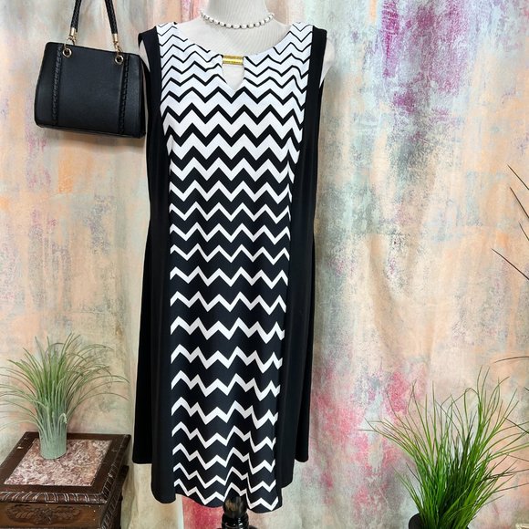 📌Emma & Michele Zigzag Design Slim Looking Silhouette Sleeveless Dress - Picture 1 of 11